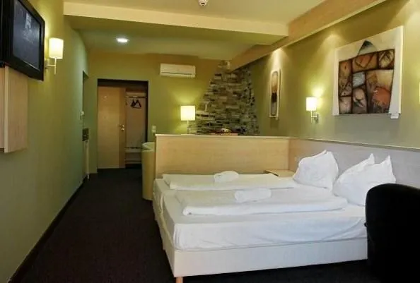 Szoloskert Vineyard Inn - Image 1