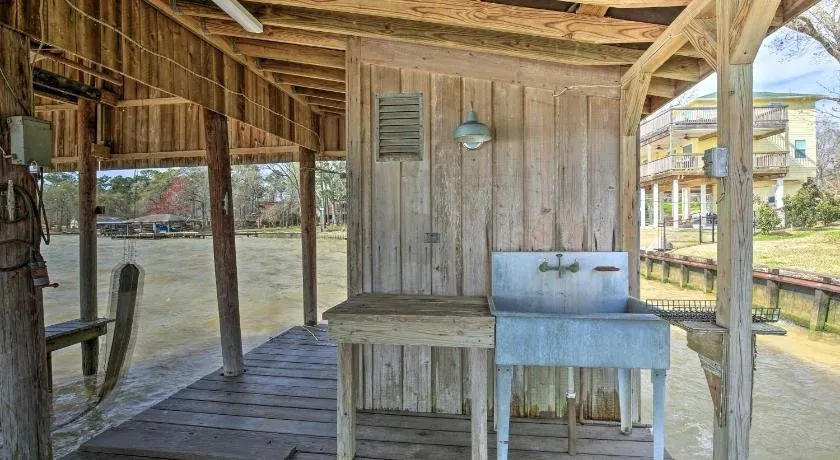 Lakefront Livingston Home w/ Boat House & Kayaks - Image 1
