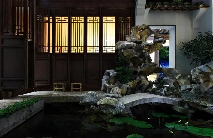 Zhouzhuang Yinlu Courtyard Riverside Garden Boutique Hotel - Image 1