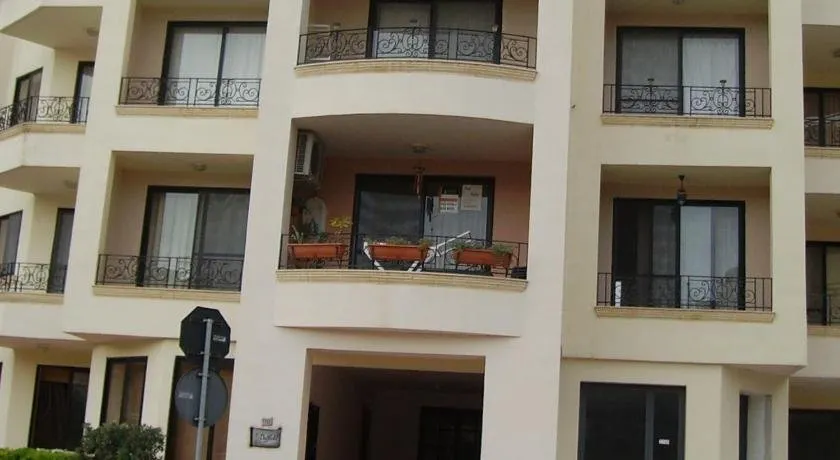 Comfort Apartment No. 16, Daffodil Court - Image 1