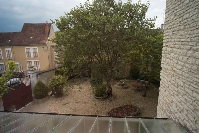 15 Place Voltaire - Image 1