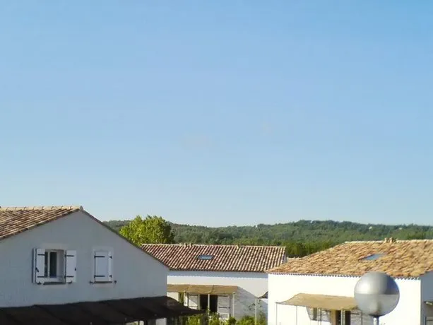 Homerez Last Minute Deal - Nice House With Shared Pool And Wifi - Image 1