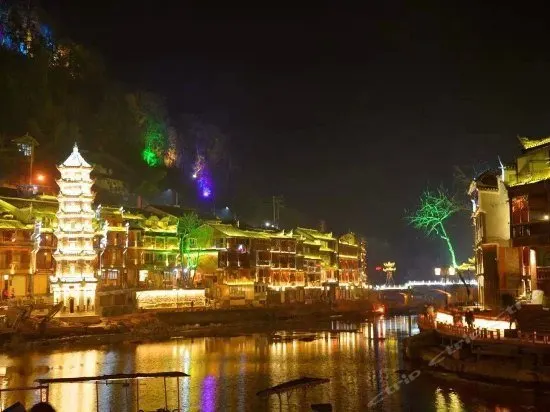 Tuojiang Yijiaren Riverview Boutique Hotel - Image 1
