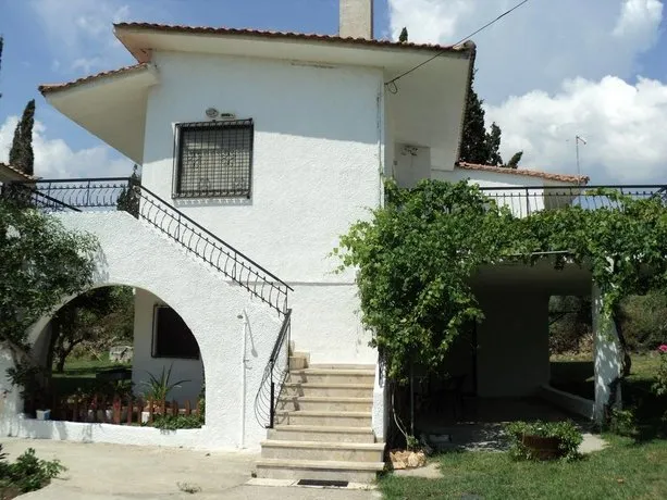 Marietta's Apartments - Image 1