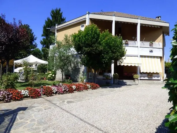 Villa Milano Laghi - Il Giardino Fiorito B&B - Image 1