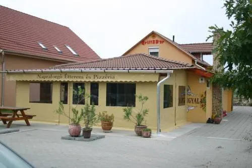 Napraforgó Vendégház - Image 1