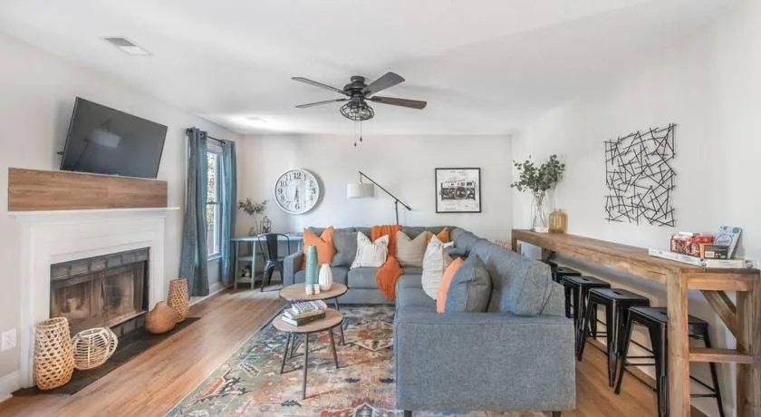Cozy and Stylish Farmhouse in South Atlanta - Image 1