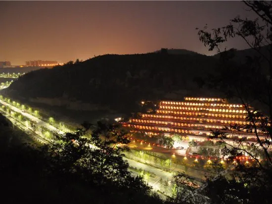 Yan'an Heritage Cave Hotel - Image 1