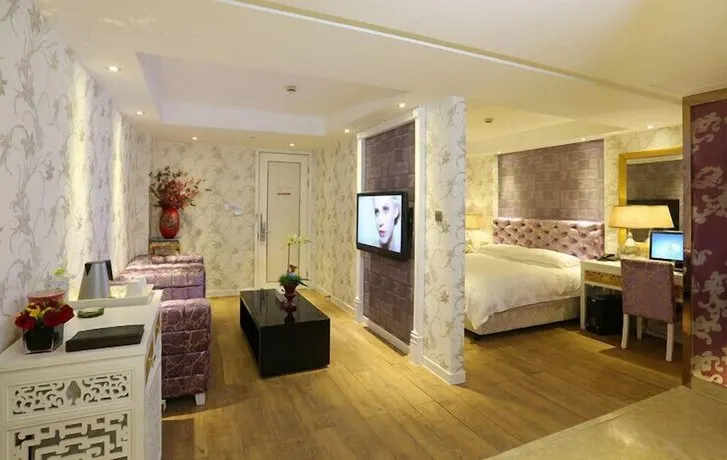 MILAN HOLIDAY - Image 1