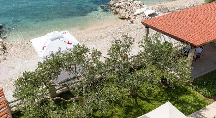 Beachfront Apartment Toma - Image 1