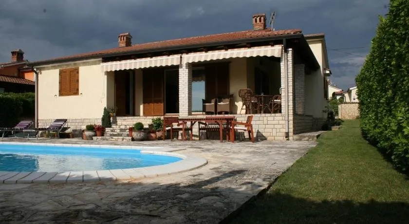 Family house on private property with pool - Image 1
