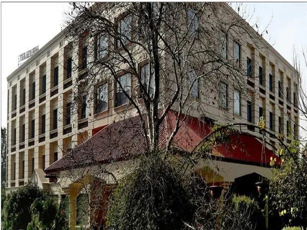 The Atrium On The Greens - Image 1