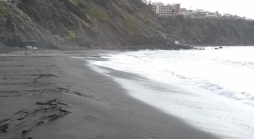 PLAYA Y MONTANA: NATURALEZA Y ARMONIA - Image 1