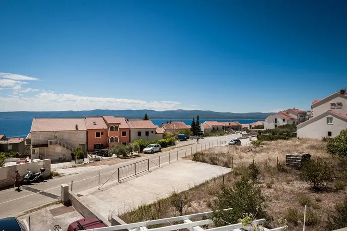 Sunset Apartments Bol - Image 1