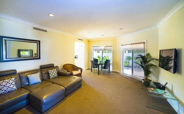 Holiday Home Sanctuary Cove Blue - Image 1
