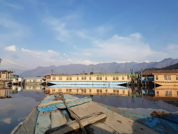 Houseboat Kausar - Image 1