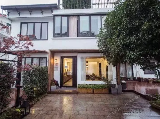 One House - Image 1