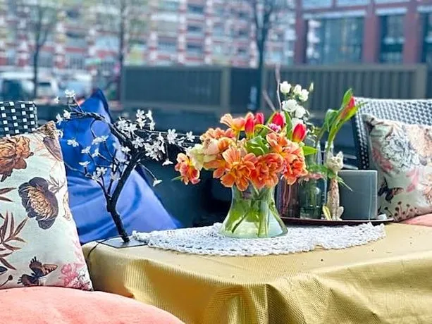 Romantic Houseboat - Image 1