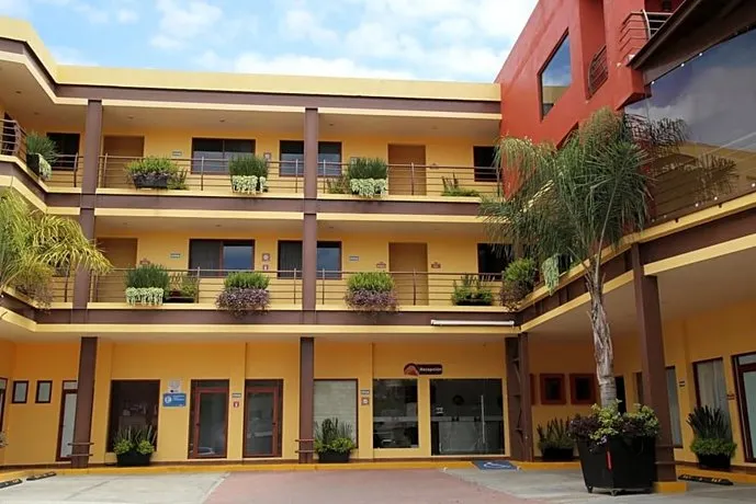 Hotel Plaza Bernal - Image 1