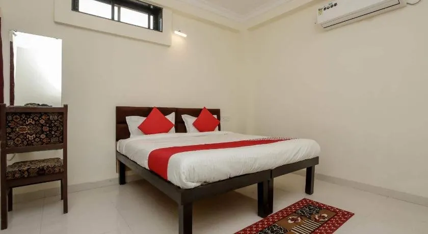 Oyo 28790 Hotel Metro - Image 1