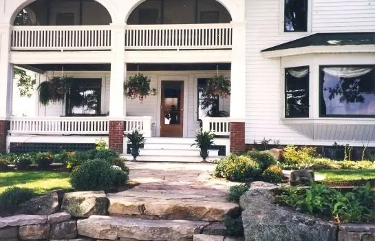 White Pillars Lodging - Image 1