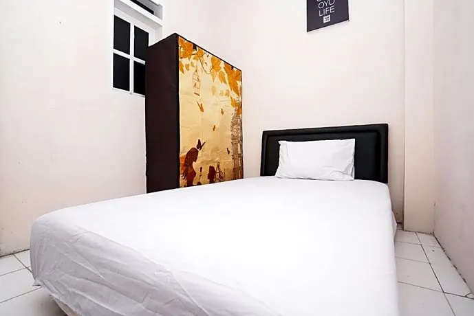 OYO Life 2532 Kost Putri ADIA - Image 1