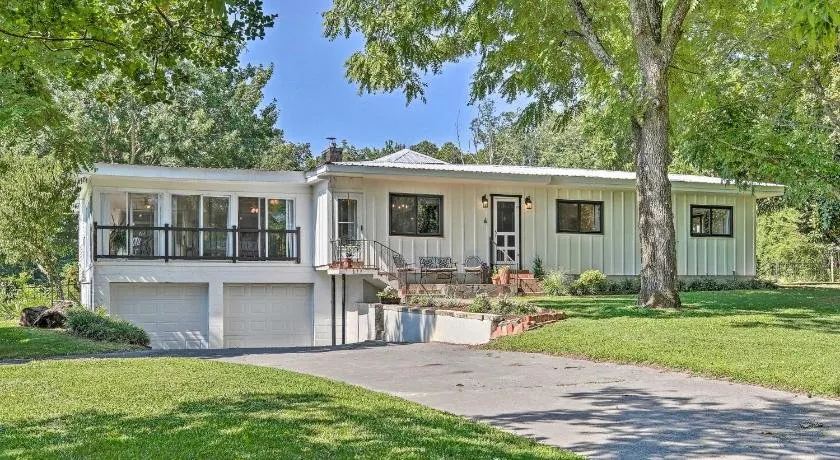 Charming Summerville Home with Yard and Sunroom - Image 1