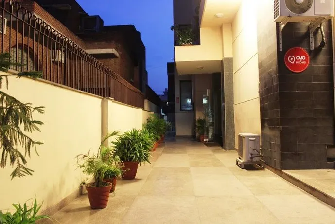 OYO ROOMS DLF PHASE 3 - Image 1