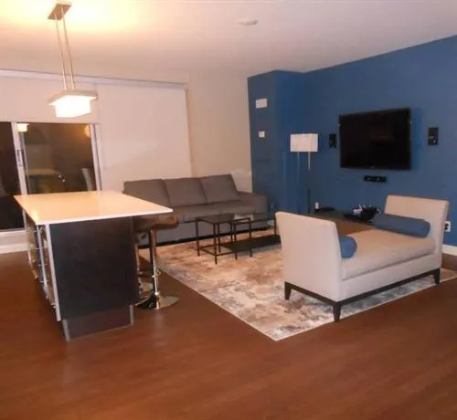 Toronto Escape - The Peridot Suite - Image 1