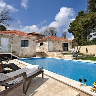 Monro Boutique Suites - Image 1