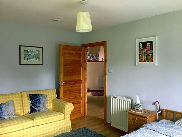 22 miles from Edinburgh-Double room-Welcoming B&B - Image 1