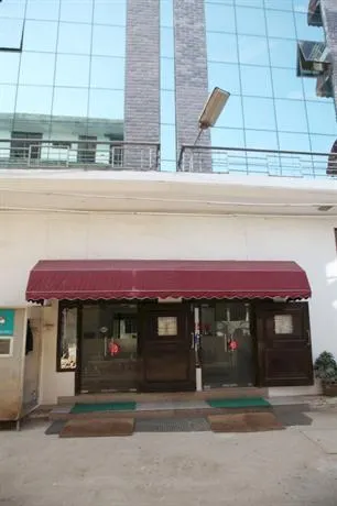 Oyo Rooms Sector 38 - Image 1