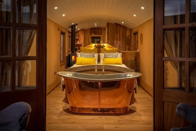 Ashwood Shepherd Hut - Image 1