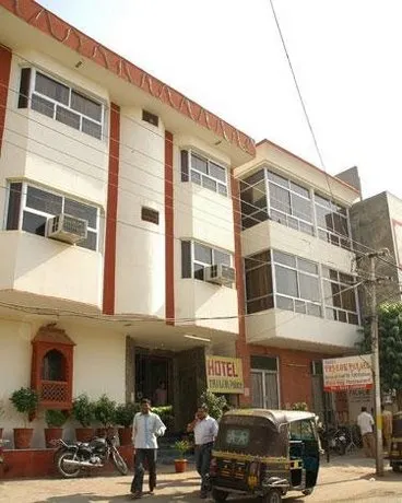 Hotel Tri-Lok Palace - Image 1