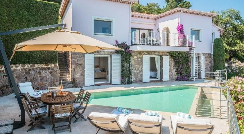 Villa avec piscine privée, terrasse et jardin - Image 1