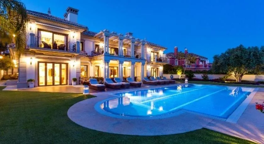 TOP QUALITY VILLA SIERRA BLANCA THE MOST DISIRABLE AREA ON THE GOLDEN MILE MARBELLA - Image 1