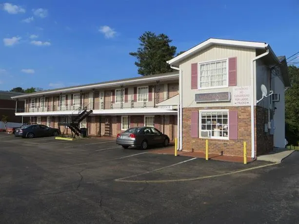 Pine Crest Motor Lodge - Image 1
