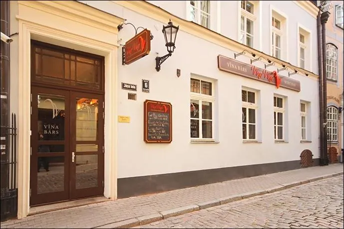 Red Roofs Hostel - Image 1