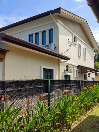 2 Storey 5 Room Semi-D Homestay Nilai and KLIA, F1 Sepang with Pool - Image 1