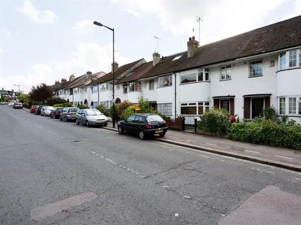 Veeve 3 Bed House On Rokesly Avenue Crouch End - Image 1