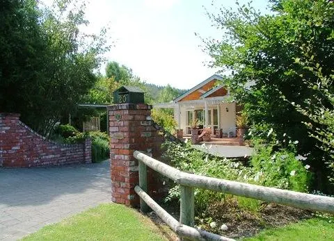 Acacia Bay Lodge Bed & Breakfast - Image 1