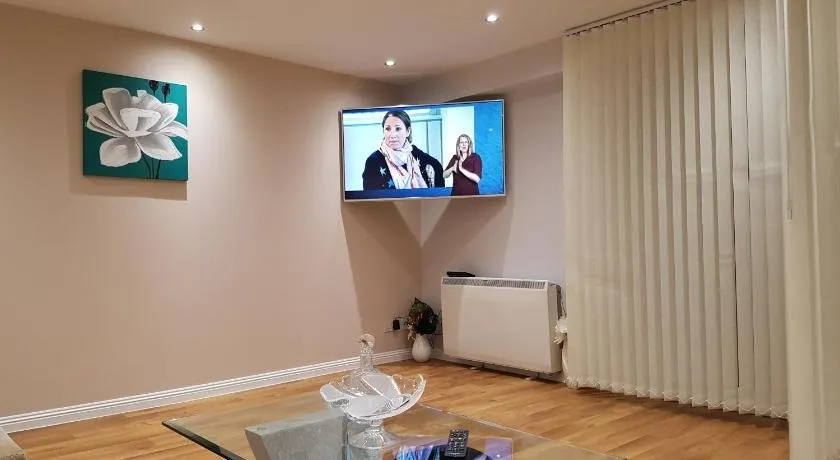 Glasgow's City Centre Refined 3 bedroom apartment - Image 1