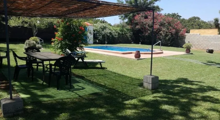 Chalet con piscina privada, natural y acogedor - Image 1