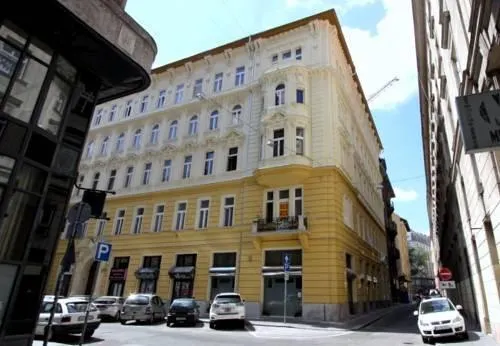 Red Bus Hostel - Image 1