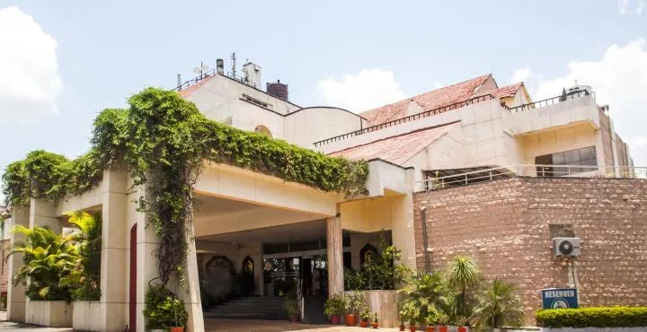 Hotel Lake View Ashok - Image 1