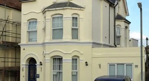 Queens Lodge Guest House - Image 1