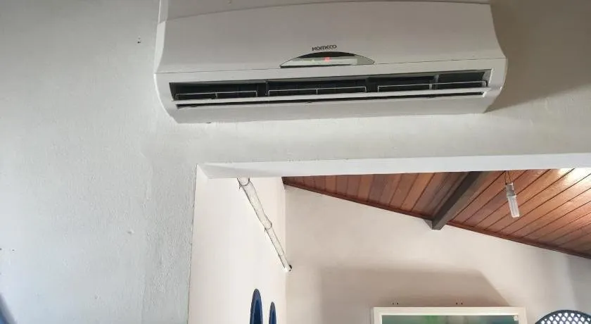Casa 2 Qt Ar Wi-Fi TV LED Portao automatico e Gramado - Image 1