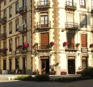 Hostal Paris - Image 1