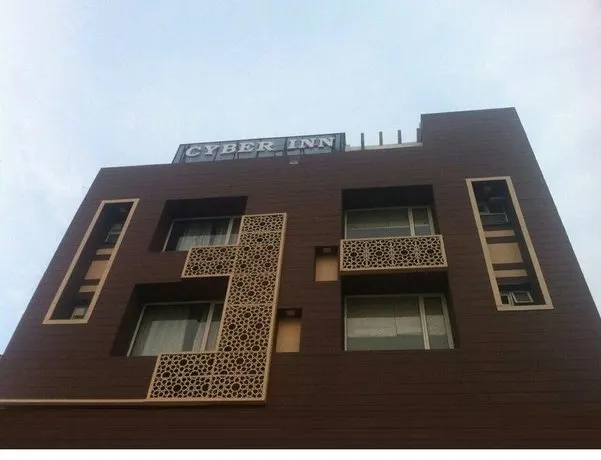 Hotel Cyber Inn by OYO Rooms - Image 1