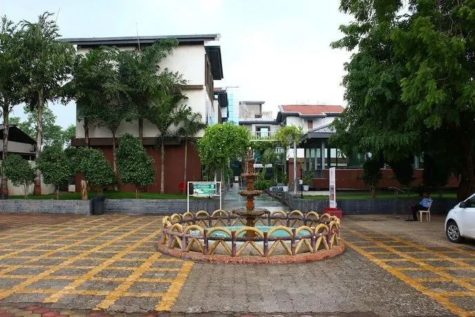 Hotel Krishna Park - Image 1